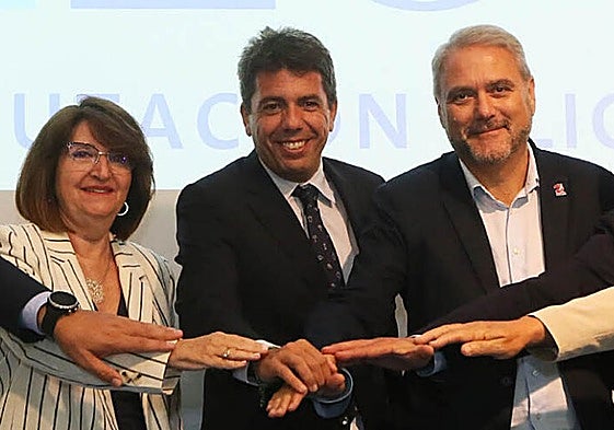 La rectora de la UA, Amparo Navarro, el president de la Generalitat -fuera del proceso por el allanamiento-, Carlos Mazón, y el rector de la UMH, Juan José Ruiz.