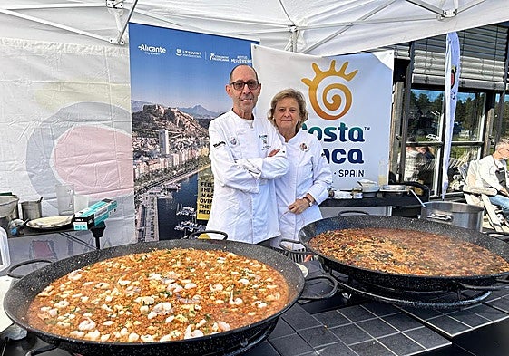María Luisa Rivera y Salvador Berenguer cocinan arroz en Noruega.
