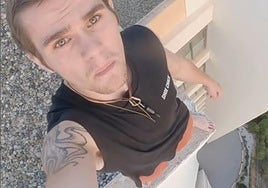 El escalador, al final de su hazaña en la terraza de la torre Lugano de Benidorm.