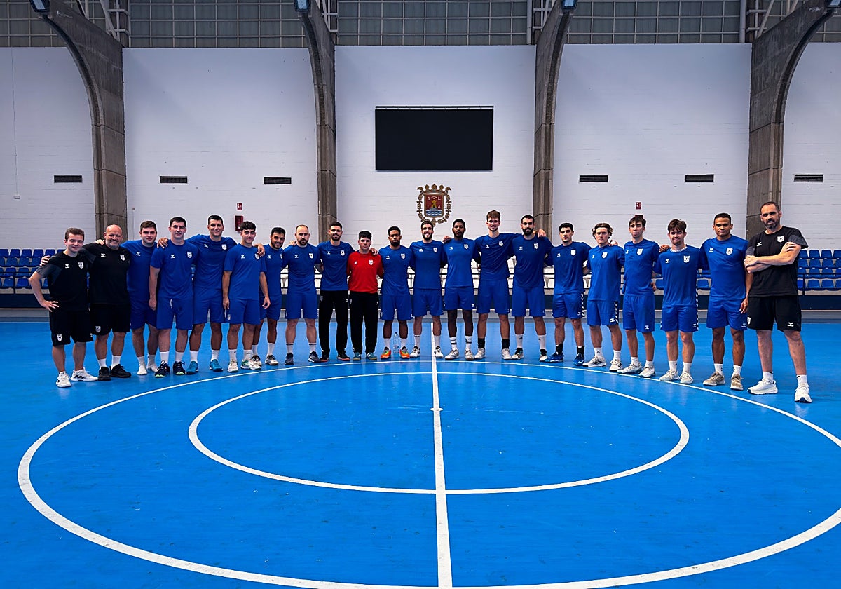 Foto de equipo del EÓN antes de comenzar la competición.