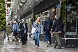 Gente paseando por Maisonnave en un día lluvioso.