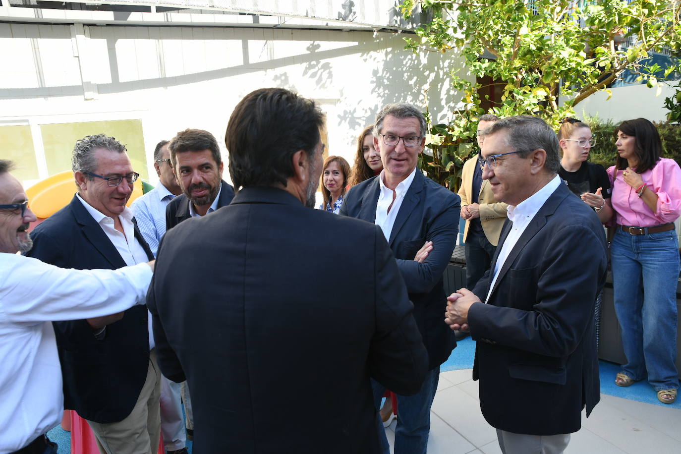 Así ha sido la visita de Feijóo a la escuela infantil Garabatos de Alicante