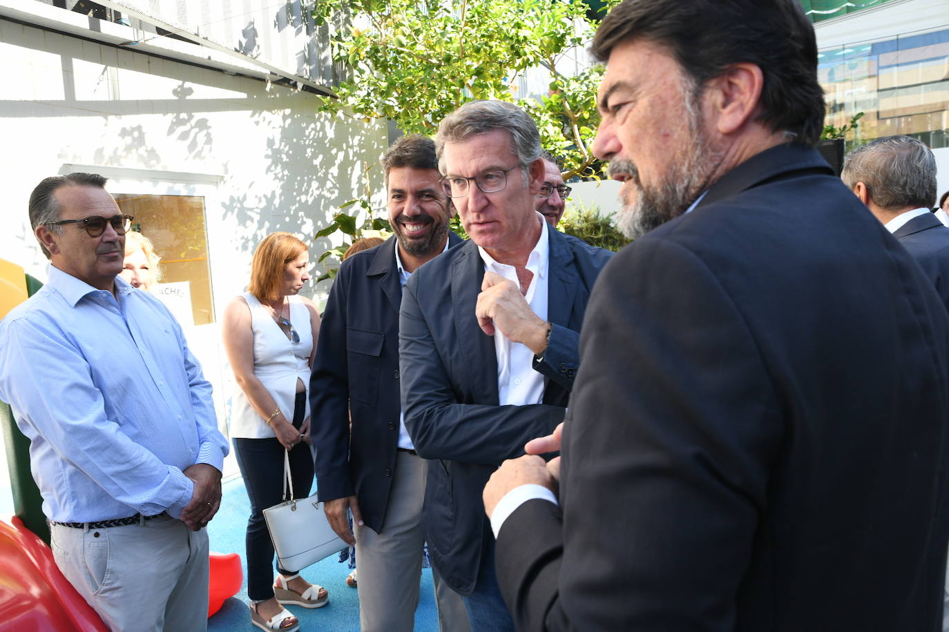 Así ha sido la visita de Feijóo a la escuela infantil Garabatos de Alicante