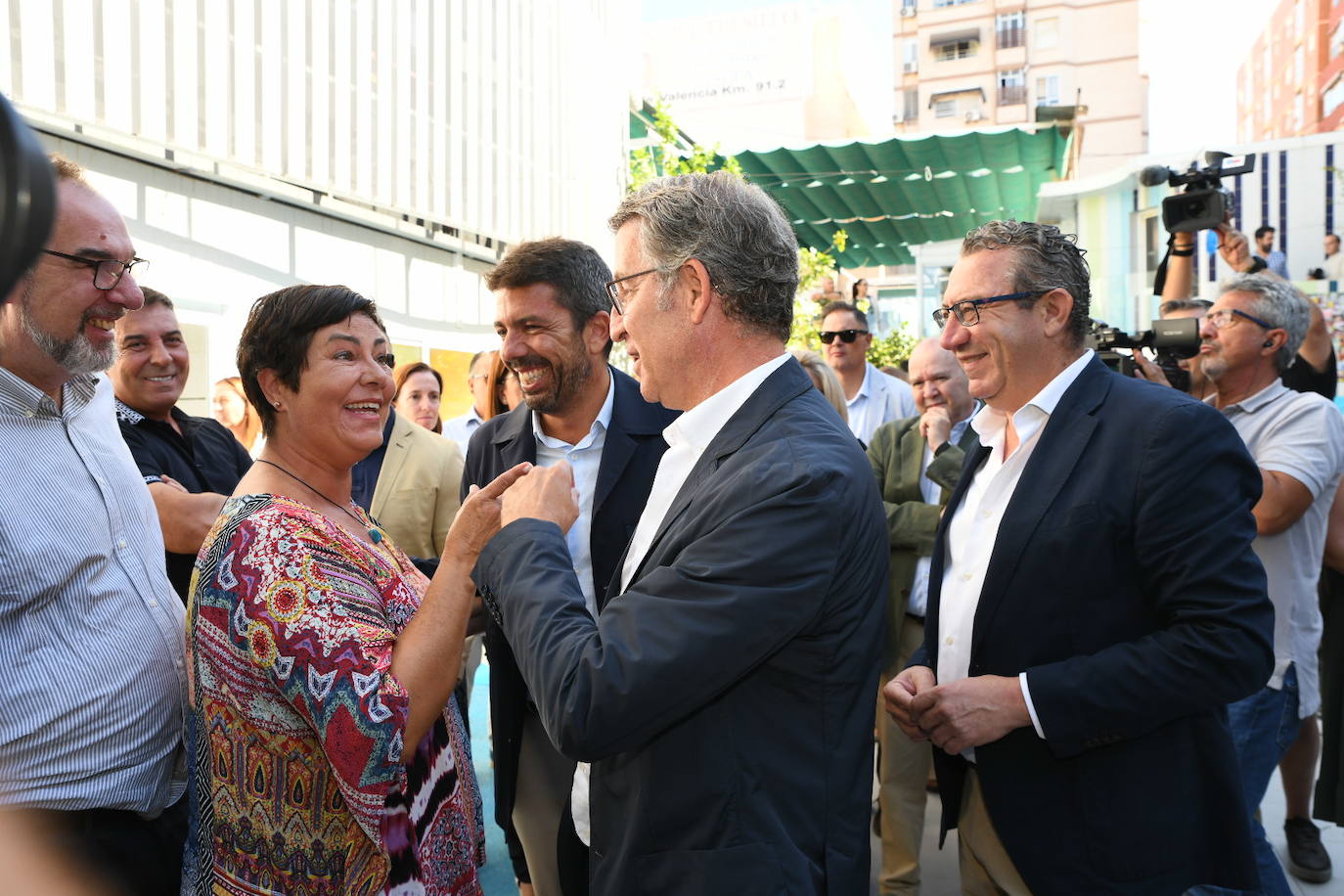 Así ha sido la visita de Feijóo a la escuela infantil Garabatos de Alicante