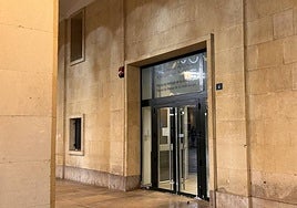 Puerta de acceso a la Audiencia Provincial de Alicante.