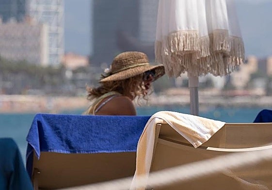 Clienta en la piscina de un hotel.