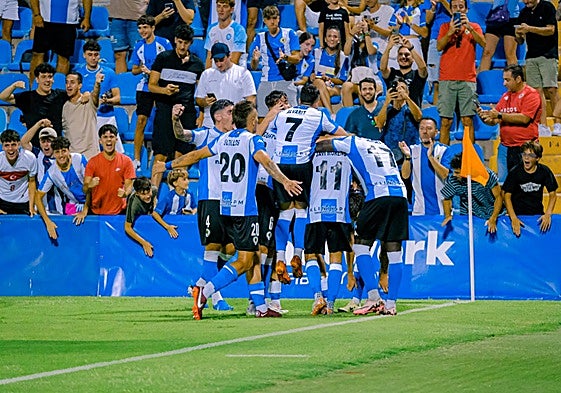 Celebración de uno de los goles frente al Ceuta.