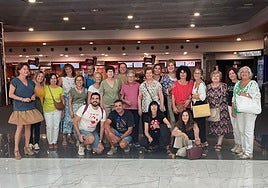 Familiares y cuidadores de personas con Alzheimer en el Centro Comercial L'Aljub.