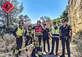 Miembros del equipo de rescate, con el perro.