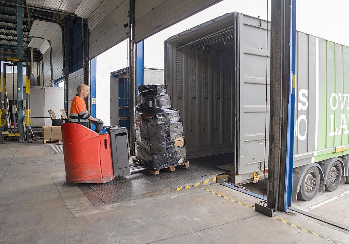 Un trabajador en una nave del polígono de Las Atalayas.