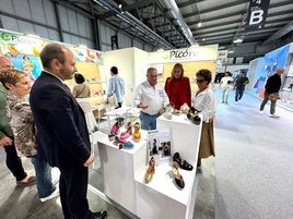 Uno de los expositores con miembros de FICE y de la Conselleria de Industria.
