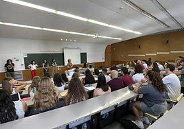 Estudiantes de Medicina de la UA en su primer día de clases.