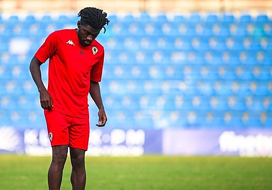 Franck Angong, ya en el Rico Pérez, con la ropa de entrenamiento del Hércules CF.