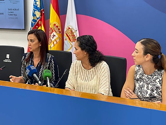 La concejal de Salud Pública, Rosa Cañón, Lidia Navarro, directora de AFA Torrevieja, y Gema Negrete, terapeuta ocupacional y coordinadora del centro