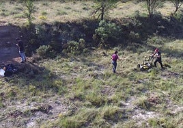 Investigadores de la UA en una zona de bancales.