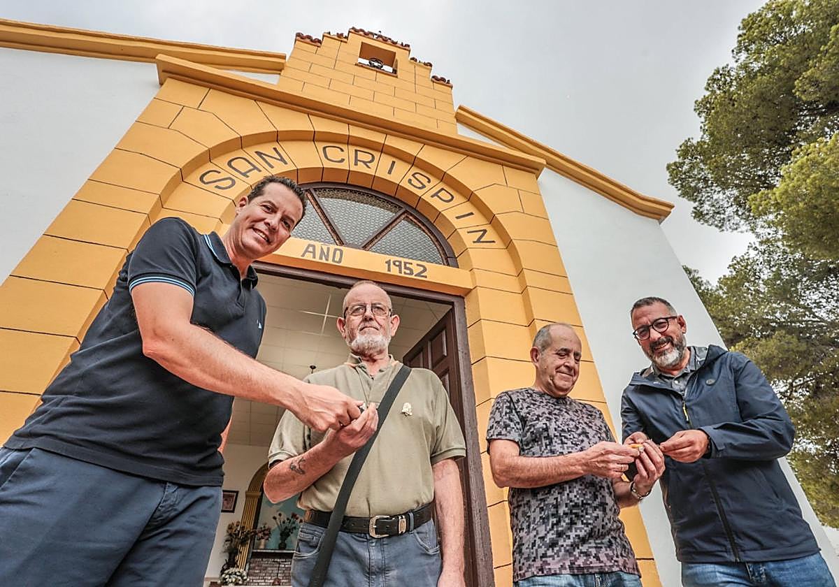 El alcalde de Elche, Rubén Alfaro, y el concejal de Espacio Público entregan las llaves de la ermita a los presidentes de la mayordomía y de los vecinos.