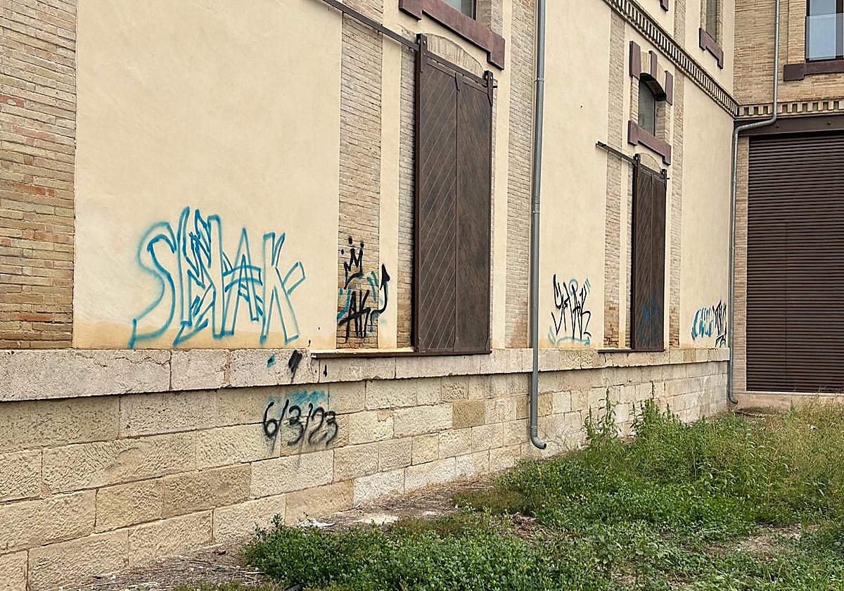 Pintadas en la fachada trasera del Museo de Villena.