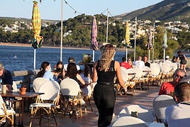 Una camarera en un establecimiento de Dénia.