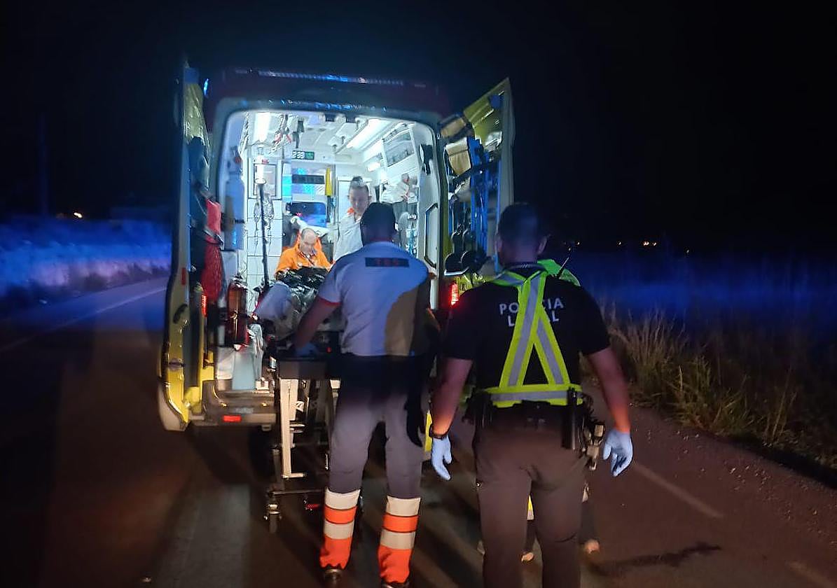 Ambulancia atendiendo al herido.