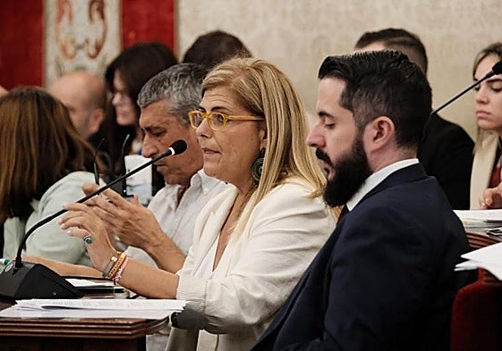 La portavoz de Vox en el Ayuntamiento, Carmen Robledillo, y el portavoz adjunto, Mario Ortolá.