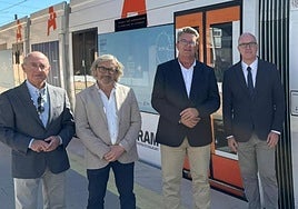 El conseller Vicente Martínez, en el centro, en un acto de este verano en Alicante.