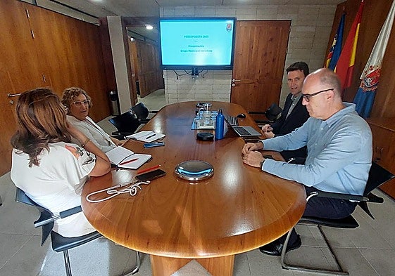 La portavoz del PSPV, Ana Barceló, y la concejal Silvia Castells, con el vicealcalde, Manuel Villar, y el concejal de Hacienda, Toni Gallego.