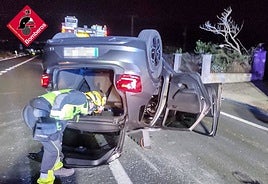 Coche volcado tras el accidente.