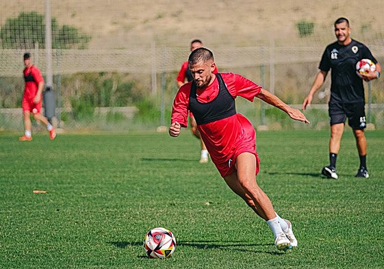 Artiles conduce el balón en Fontcalent ante la mirada de Torrecilla.