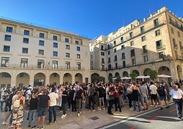 Congregación convocada por Alroa frente al Ayuntamiento de Alicante.