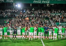 El Elche celebra una victoria con su afición.