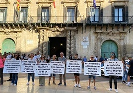 Protesta de Alroa frente al Ayuntamiento de Alicante.