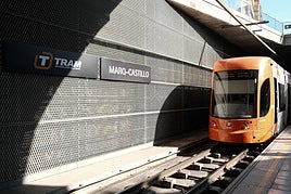 Tram de Alicante en la estación de Marq.