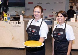 Celia Clara Correira, de La Teulada, con su tortilla premiada.