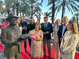 La estatua de bronce de Emilio Valera en la Explanada de Alicante.