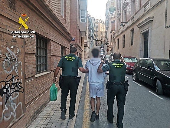 La Guardia Civil custodia al detenido por los hechos.