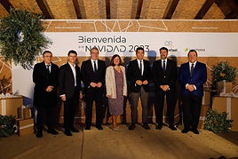 El president de la Generalitat, Carlos Mazón, junto con el alcalde de Alicante, Luis Barcala, y cargos de la Generalitat en la Bienvenida de la Navidad de Vectalia del pasado año.