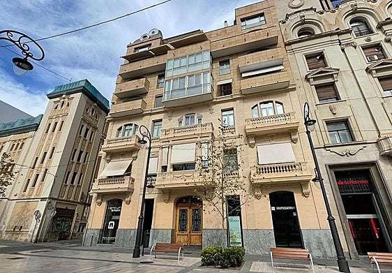 Edificio protegido con añadidos, en la avenida de la Constitución, en Alicante.