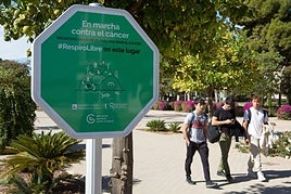 Señal que identifica el espacio sin humos de la UA.