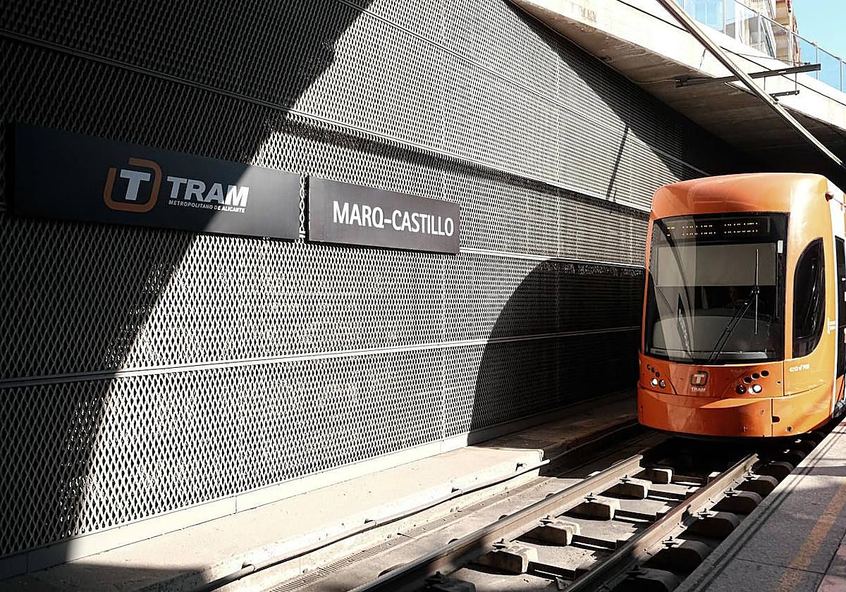 Tram de Alicante en la estación de Marq.