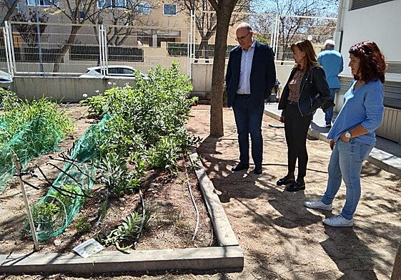 Manuel Villar en el huerto escolar del CEIP San Gabriel.