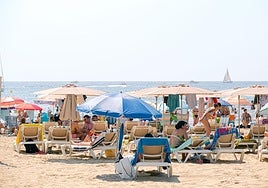 Sombrillas en la playa del Postiguet.