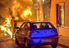 Imágenes del coche envuelto en llamas.