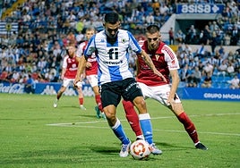 Romera protege el balón ante el Real Murcia.