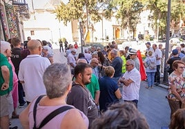 Concentración de apoyo a la causa de la familia de Miguel Hernández, la semana pasada, frente al Ayuntamiento de Orihuela.