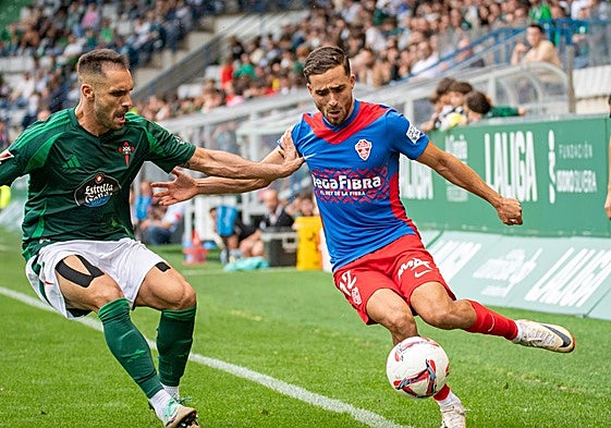 Salinas trata de centrar ante un rival del Racing de Ferrol en el partido de este sábado.