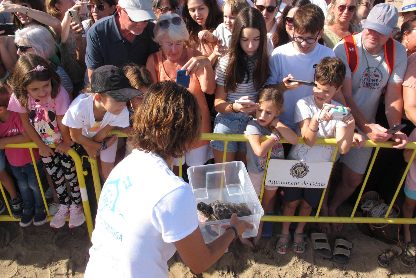 Suelta de tortugas en Dénia