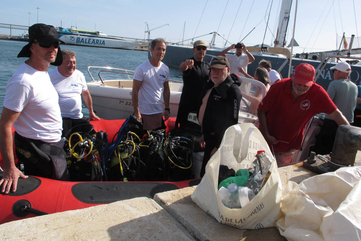 Dénia se vuelca con la limpieza de los fondos marinos
