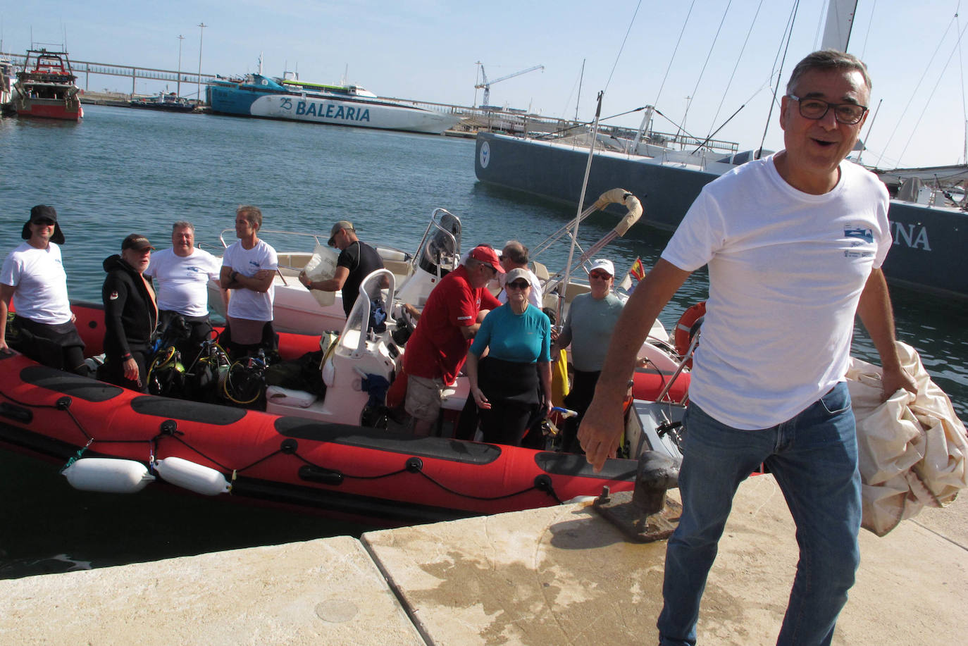 Dénia se vuelca con la limpieza de los fondos marinos