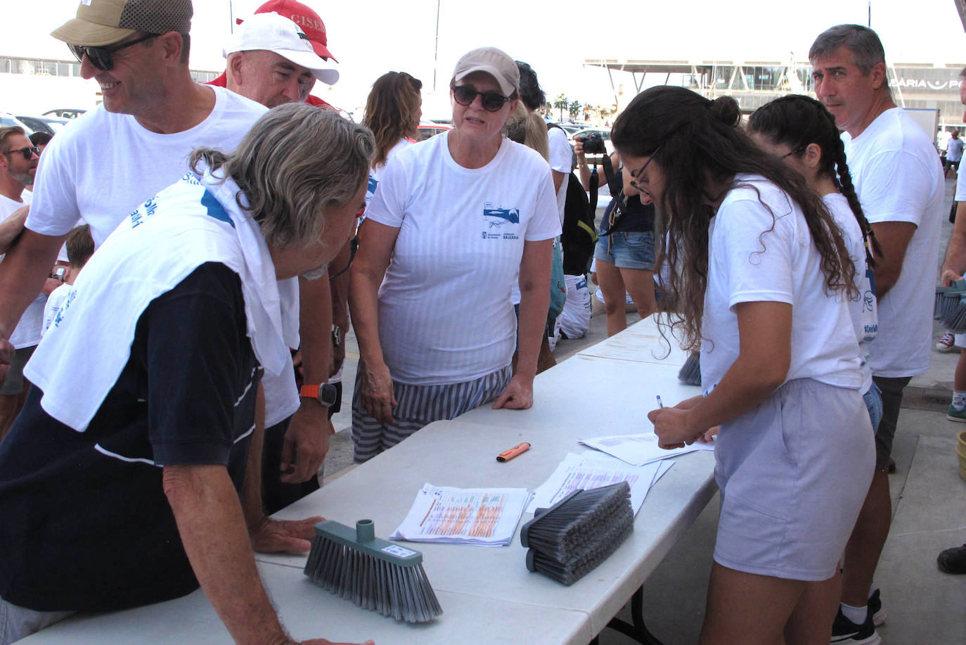 Dénia se vuelca con la limpieza de los fondos marinos