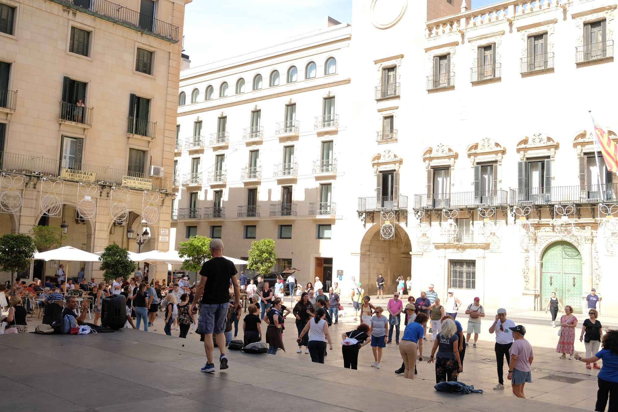 Alicante recupera sus danzas tradicionales por el 9 d&#039;Octubre